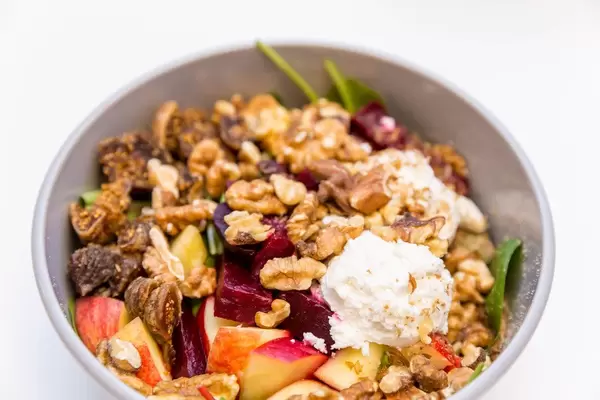 Goatlovers Bowl mit Ziegenfrischkäse, getrockneten Feigen, Apfel, rote Beete, Walnüsse, Spinatsalat, Pflücksalat mit Himbeer-Ahorn Dressing angemacht von Make Food