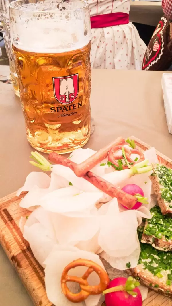 Goes great with beer: Bierradi-Brettl with radish, radishes, icicles and slices of bread with chives