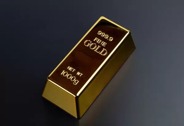 Goldbarren auf schwarzer Fläche