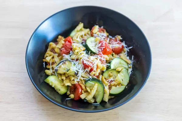 Goldbraun gebratene Spätzle mit getrockneten Tomaten und Zucchini von Hellofresh