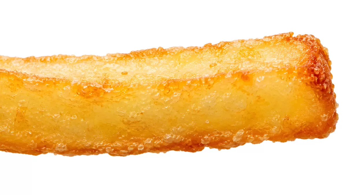 Goldbraune Kartoffelstange frisch aus der Fritteuse