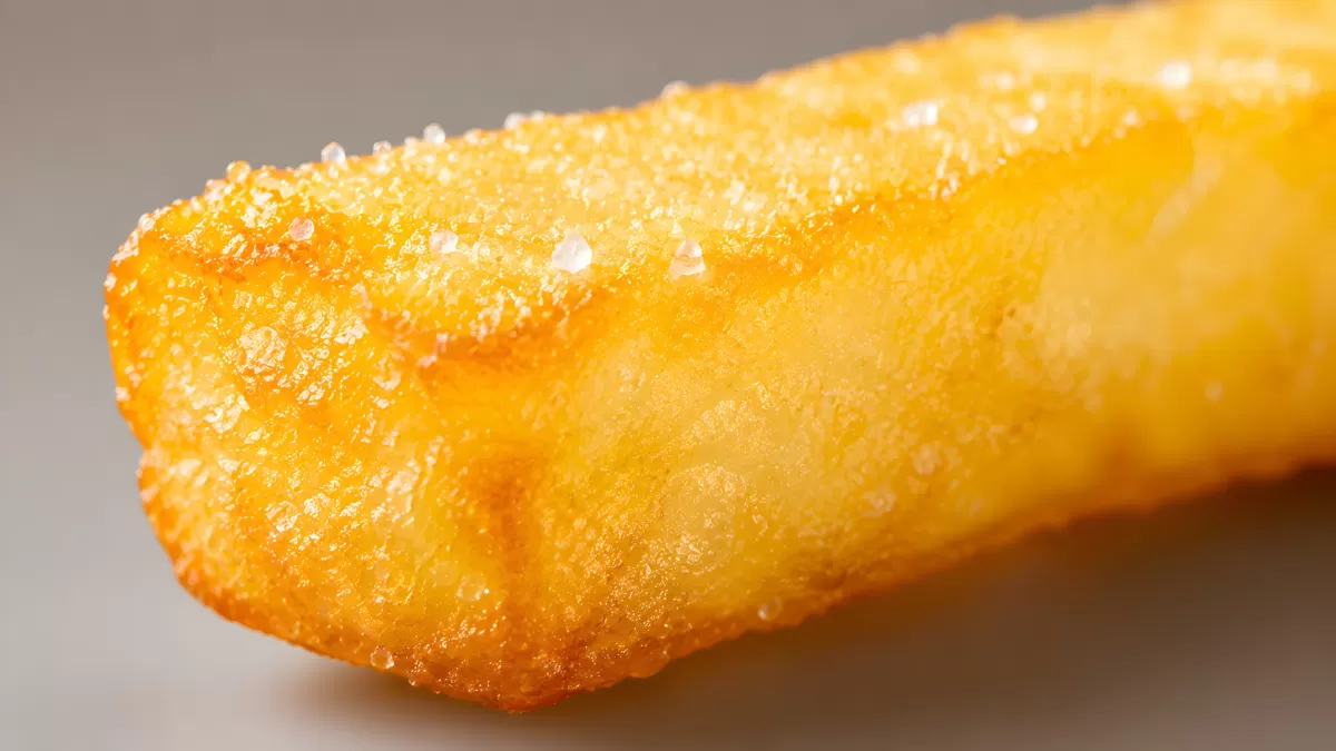 Goldbraune Pommes frite mit Meersalzkristallen