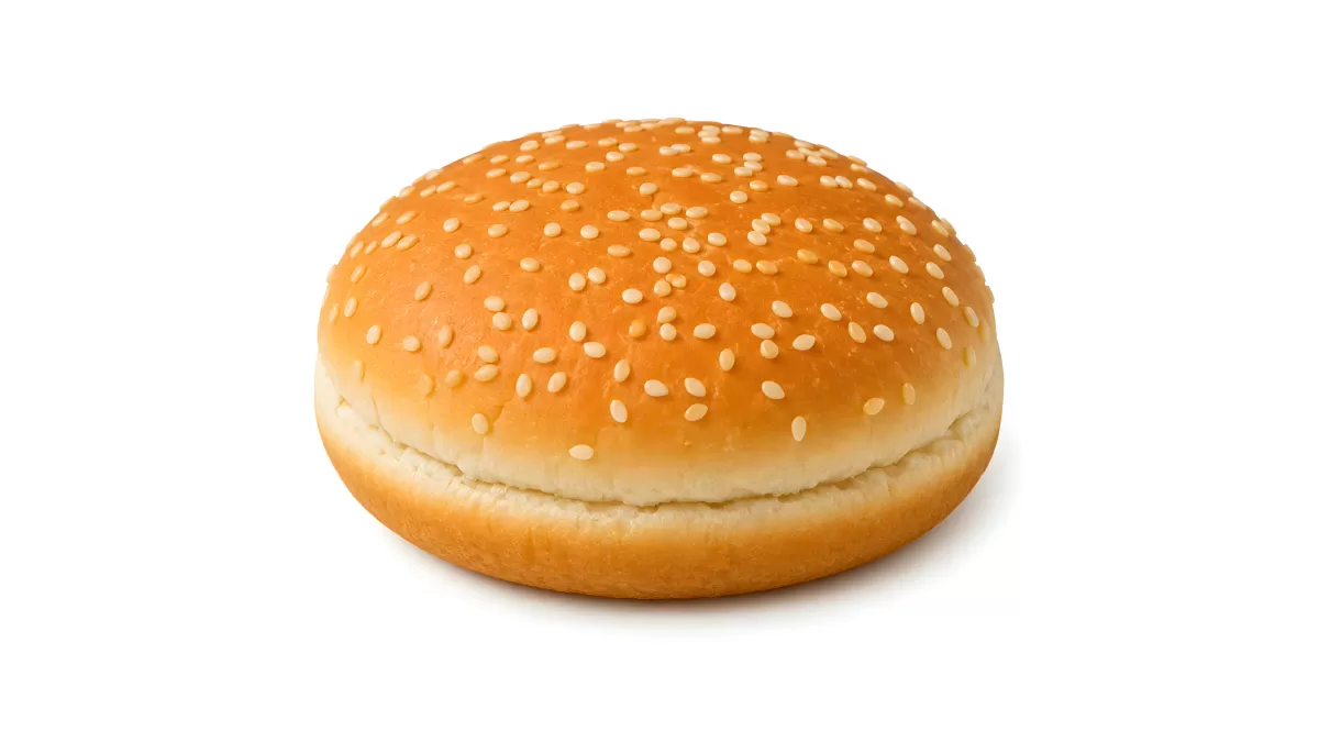 Goldbraunes Sesambrötchen auf weißem Hintergrund