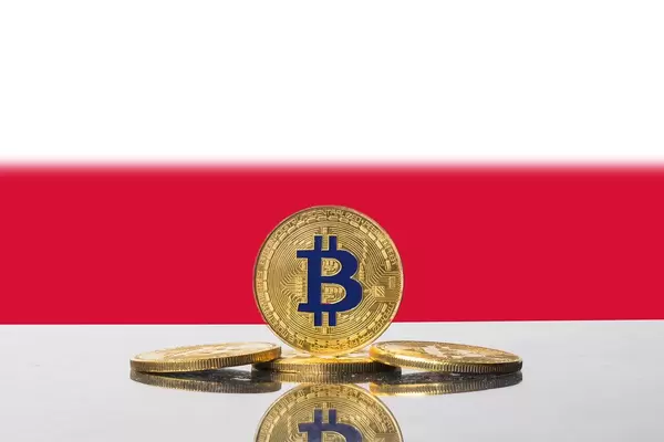 Golden Bitcoin mi der polnischen Flagge im Hintergrund