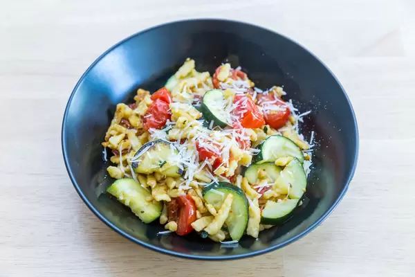Golden brown roasted spaetzle with dried tomatoes and zucchini by Hellofresh