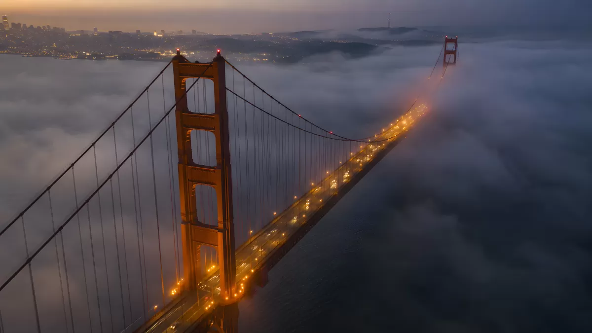 Golden Gate Bridge im Morgennebel aus der Vogelperspektive