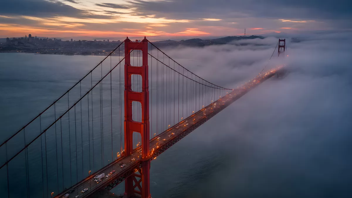 Golden Gate Bridge im Morgennebel bei Sonnenaufgang