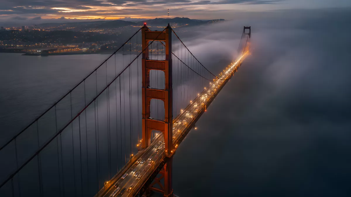 Golden Gate Bridge im Nebel bei Abenddämmerung