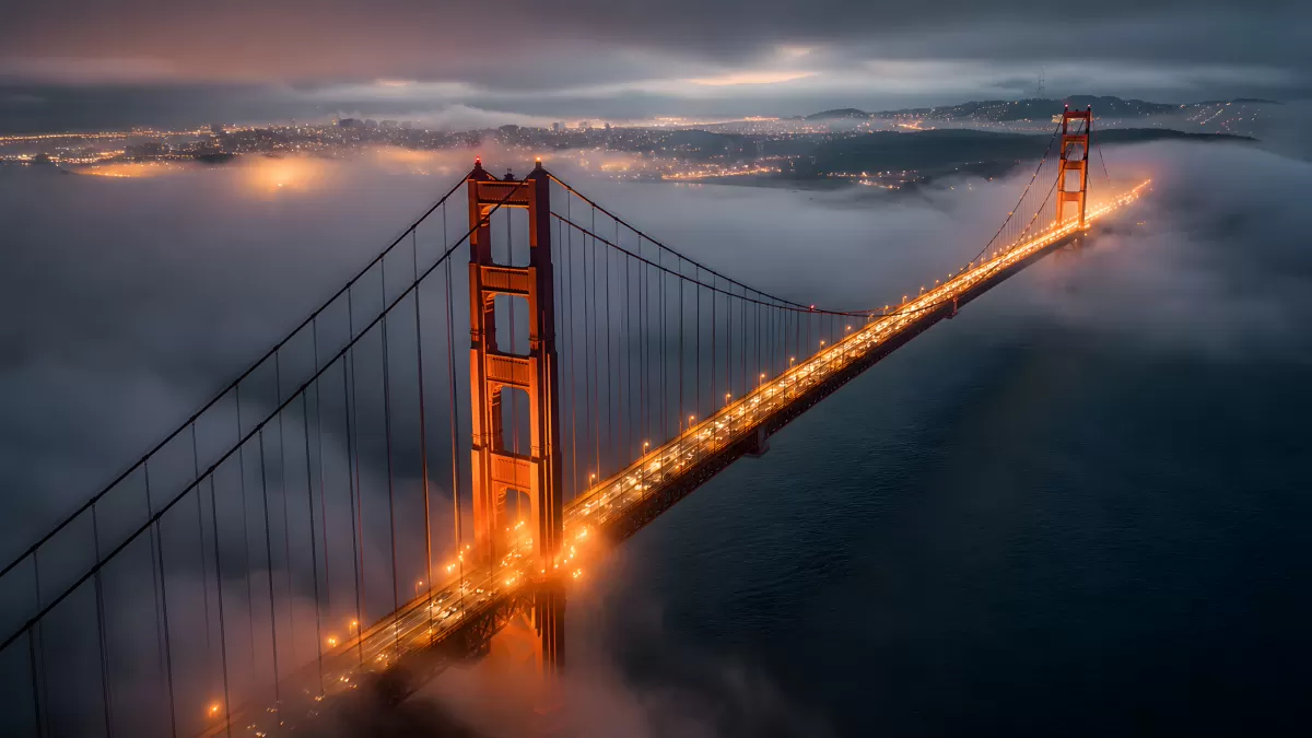 Golden Gate Bridge im Nebel bei Nacht beleuchtet