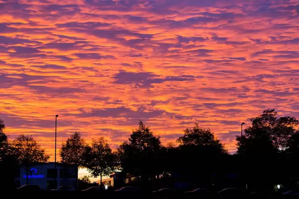 Golden hour in München - Sonnenuntergang färbt den Himmel orange und lila