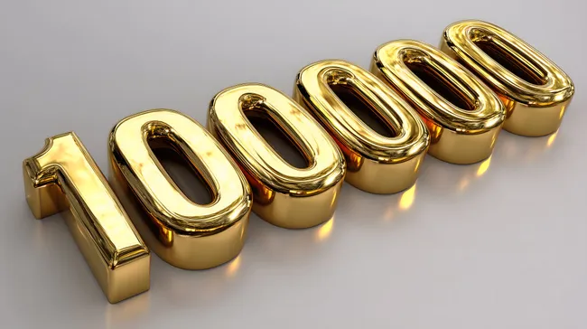 Goldene 100.000er Zahl auf Grau