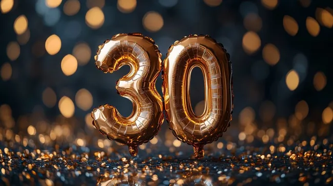 Goldene 30. Geburtstags-Ballons vor funkelndem Hintergrund