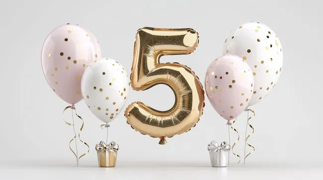 Goldene 5 mit Konfetti-Luftballons und Geschenken