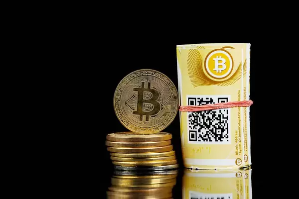 Goldene Bitcoin-Münzen und Scheine