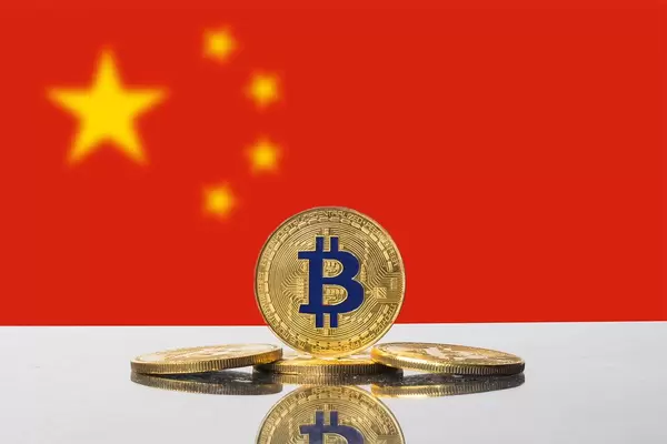 Goldene Bitcoins, eine Kryptowährung, mit Flagge der Volksrepublik China im Hintergrund