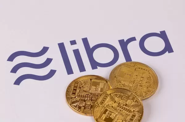 Goldene Geldmünzen Libra Kryptowährung auf weißem Hintergrund