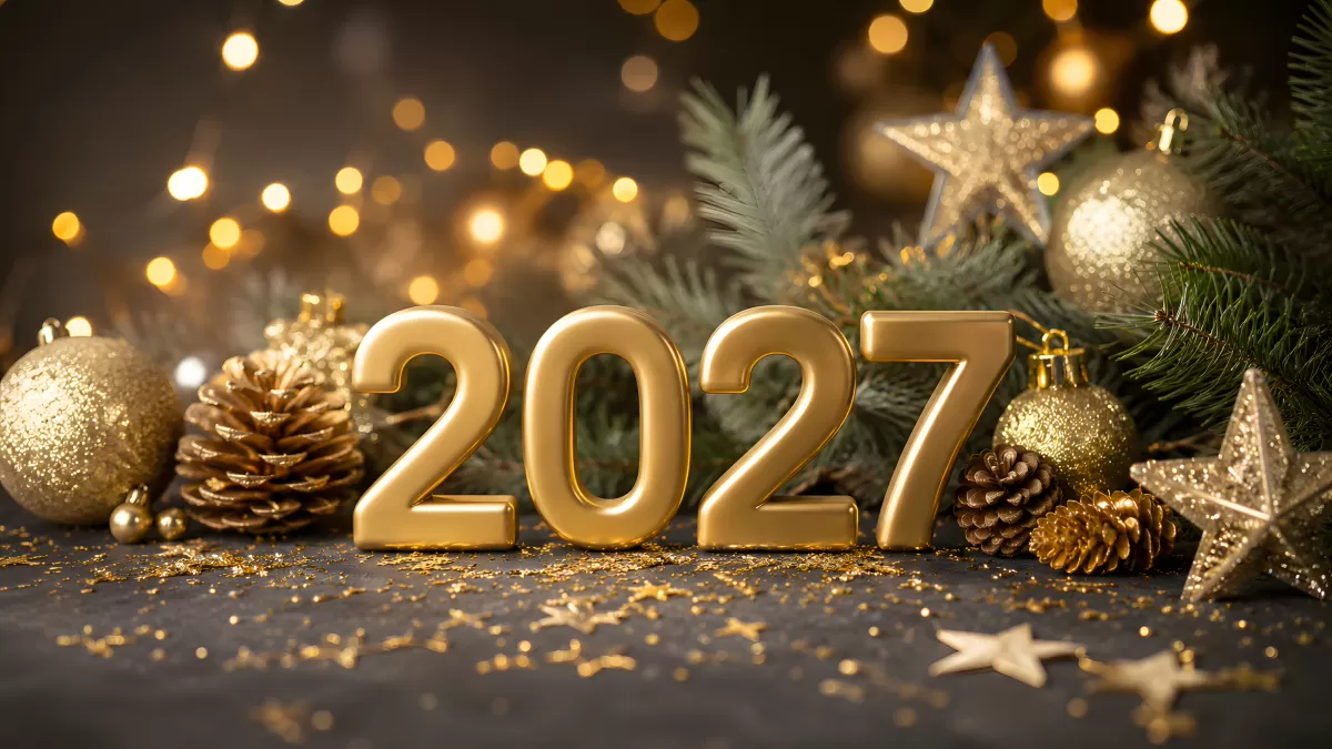 Goldene Jahreszahl 2027 mit festlicher Weihnachtsdekoration