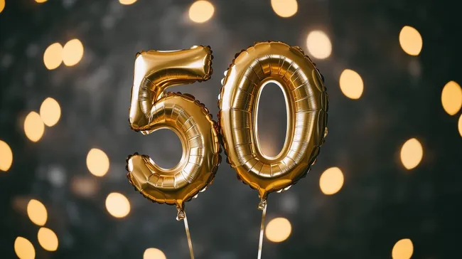 Goldene Jubiläumsballons vor funkelndem Hintergrund