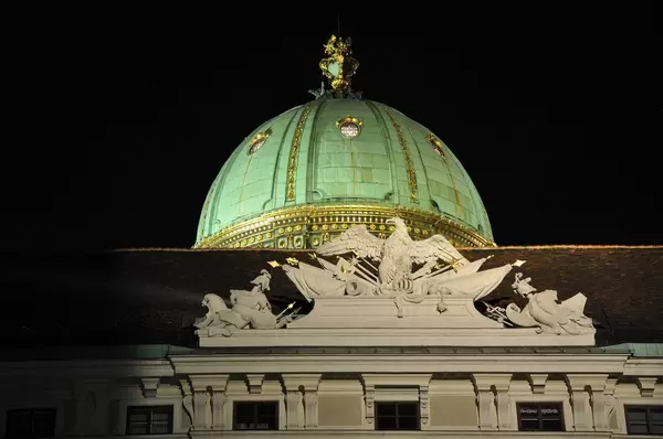 Goldene Kuppel des Michaelertraktes (Michaelerkuppel) der Hofburg in Wien
