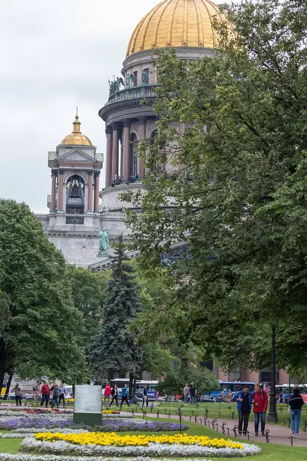 Goldene Kuppeln der Isaakskathedrale in Sankt Petersburg