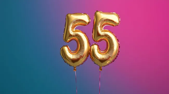 Goldene Luftballons mit der Zahl 55 vor buntem Hintergrund