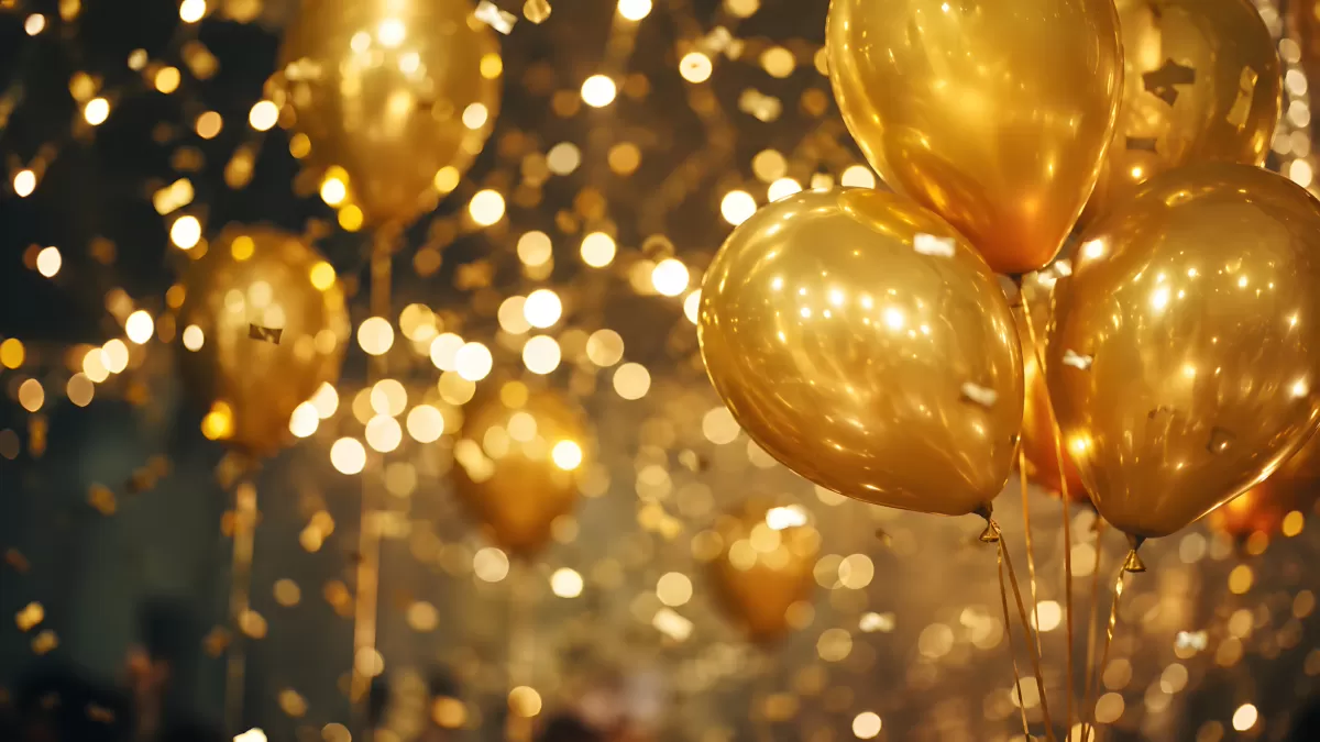 Goldene Luftballons mit Konfetti bei einer Feier