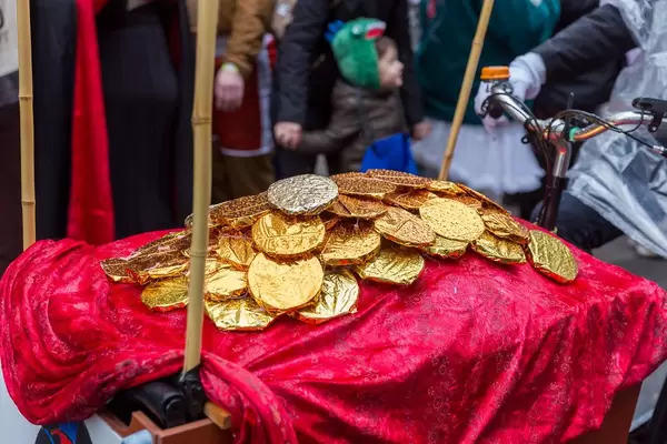 Goldene Münzen auf dem Dagobert Duck Wagen beim Rosenmontagszug in Köln