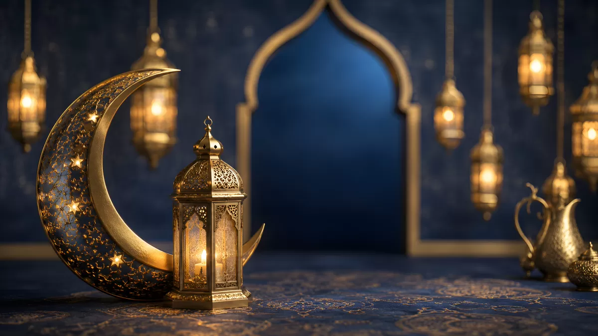 Goldene Ramadan-Laterne mit Halbmond und Ornamenten
