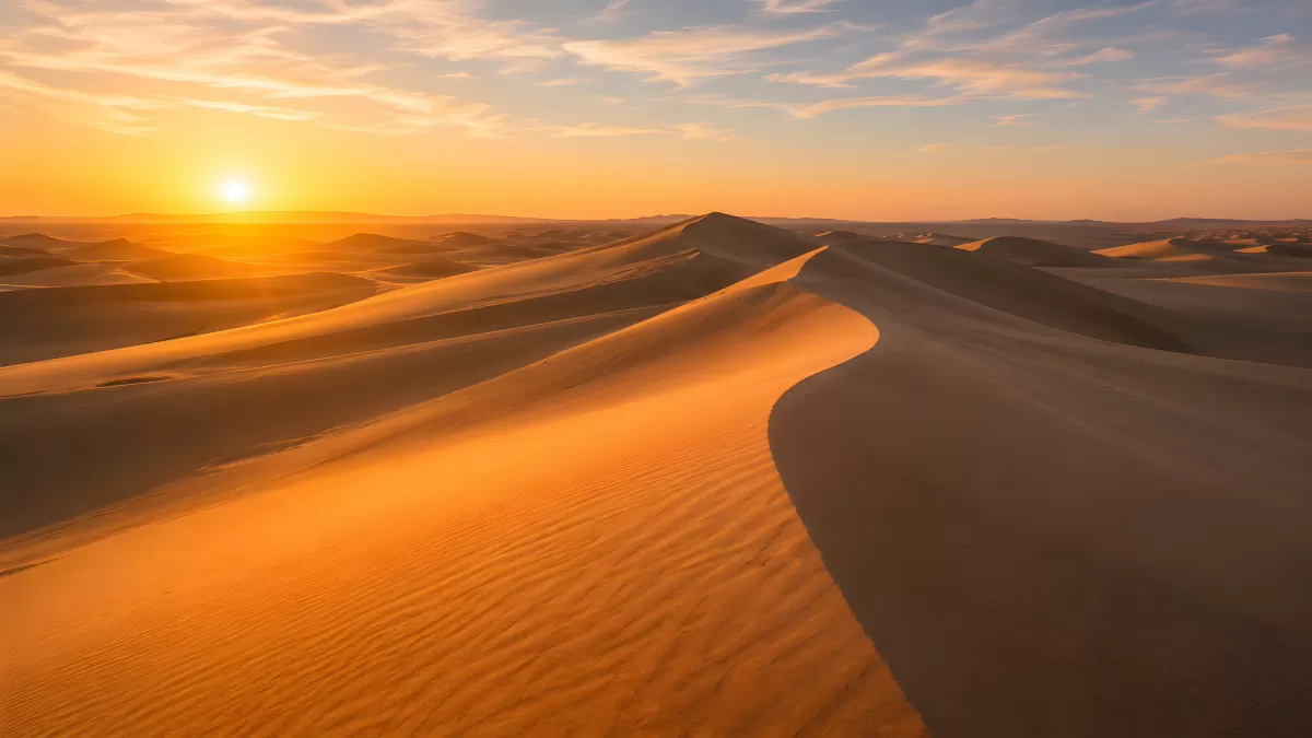 Goldene Sanddünen in der Wüste bei Sonnenuntergang