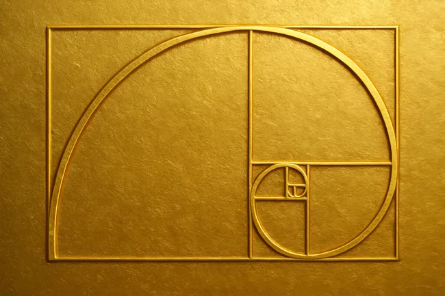 Goldene Spirale in strukturierter Oberfläche