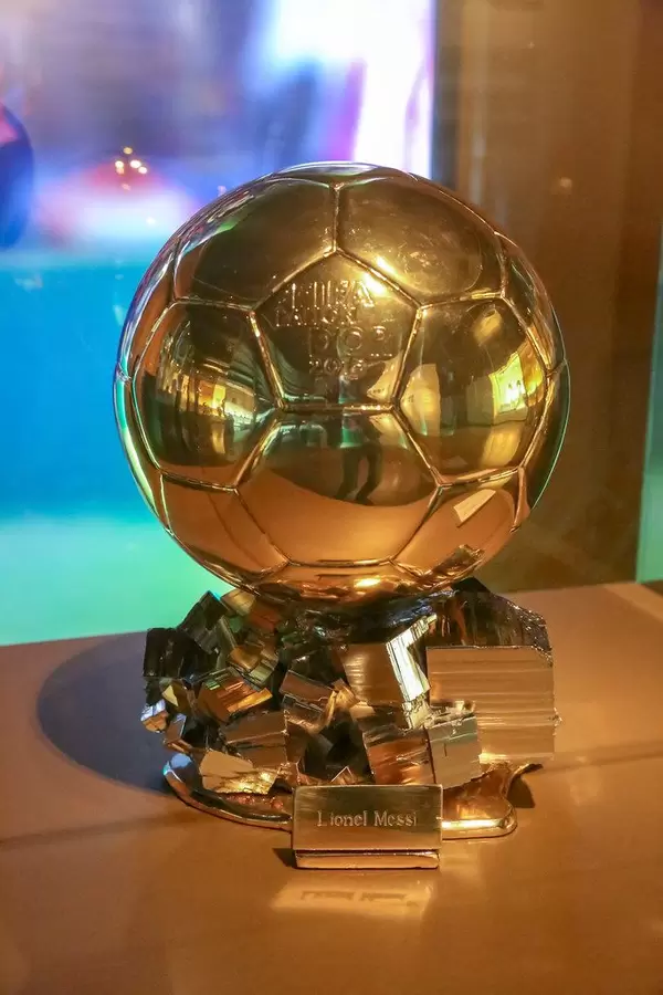 Goldene Trophäe "Der Ballon d'Or" aus dem Jahr 2015 für FC Barca Spieler Lionel Messi, ausgestellt im Camp Nou Museum in Barcelona, Spanien