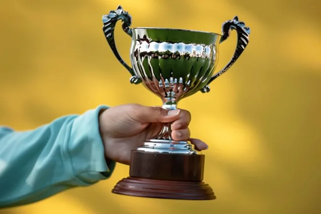 Goldene Trophäe im Fokus