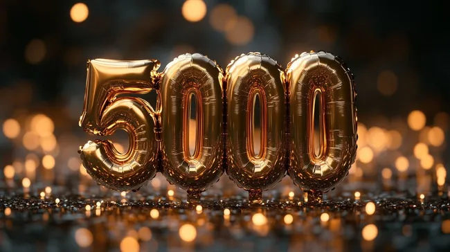 Goldene Zahl 5000 als aufgeblähte Ballons