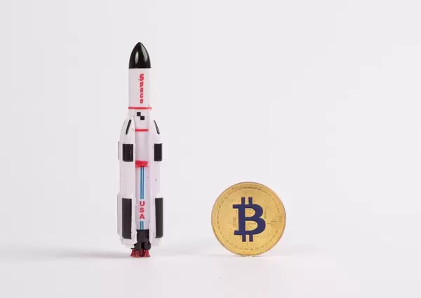 Goldener Bitcoin mit einem Raketenschiff