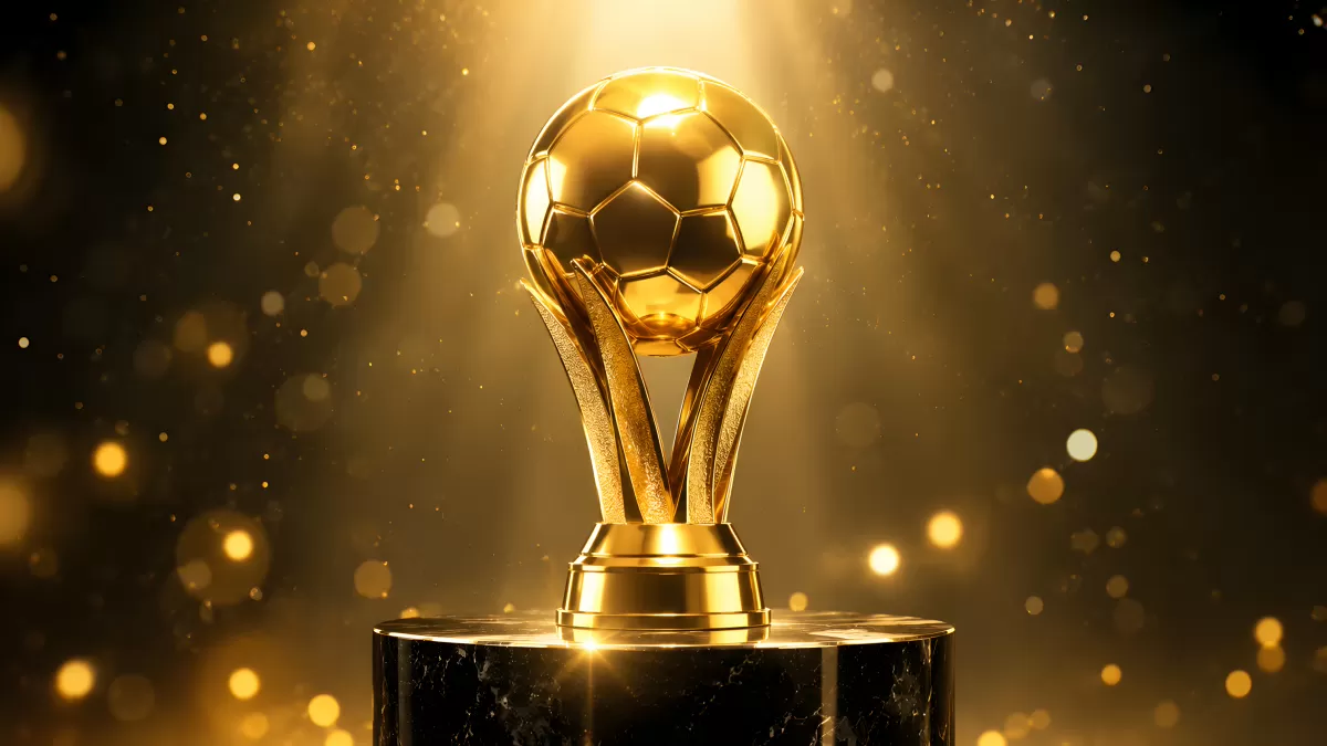 Goldener Fußball-Pokal auf schwarzem Marmorsockel