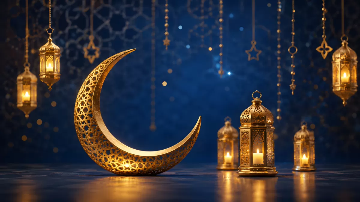 Goldener Halbmond mit Laternen im blauen Ramadan-Ambiente