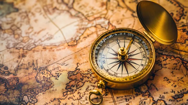 Goldener Kompass auf historischer Weltkarte