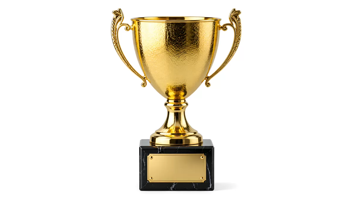 Goldener Pokal auf schwarzem Marmorsockel