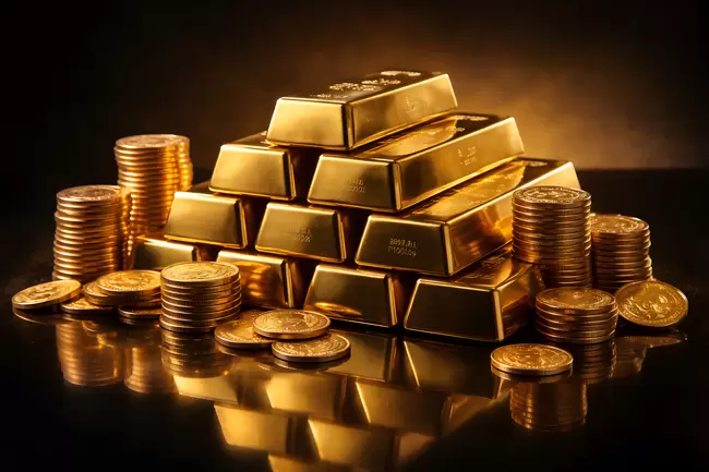 Goldener Reichtum: Stapel glänzender Goldbarren und Münzen