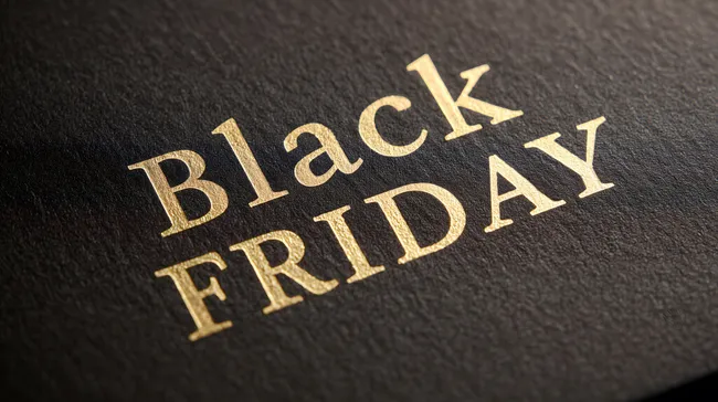 Goldener Schriftzug 'Black Friday' auf Leder