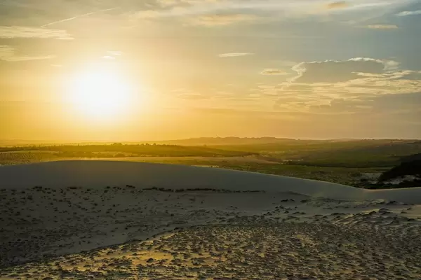 Goldener Sonnenuntergang über Vietnam, betrachtet von den weißen Sanddünen in Mui Ne