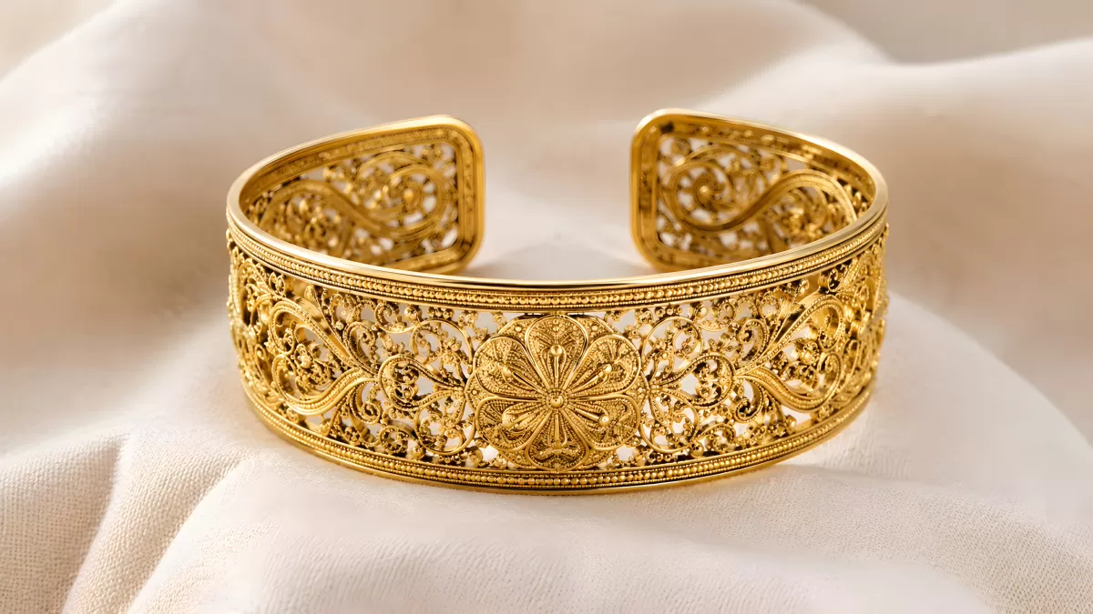 Goldenes Armreif mit filigran gearbeiteten Ornamenten