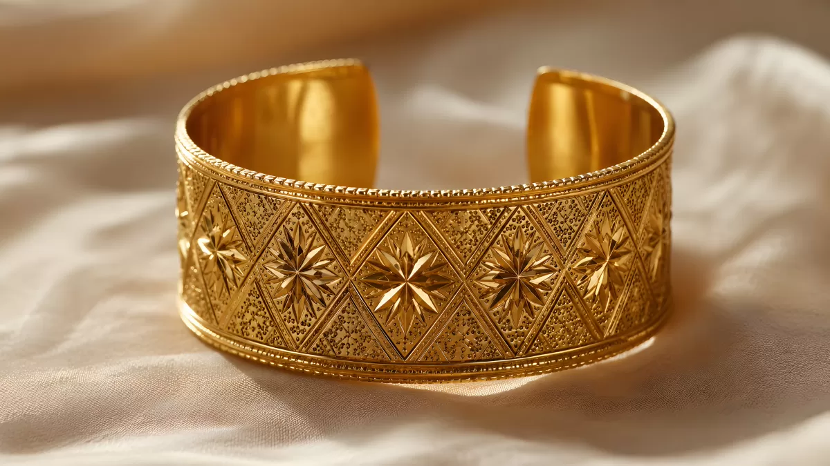 Goldenes Armreif mit geometrischem Sternmuster