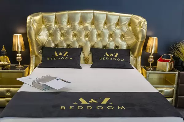 Luxuriöses Hotelzimmer mit goldenem Bett und Möbeln