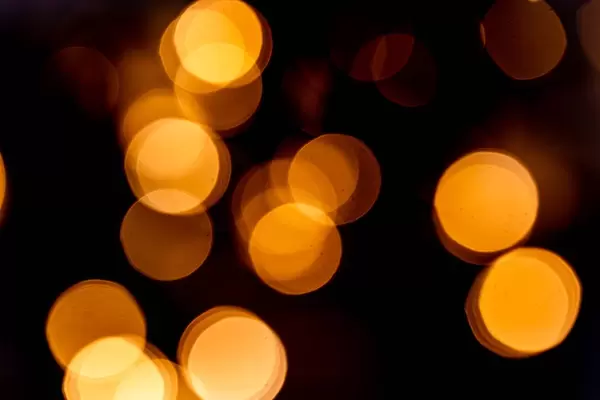 Goldenes Bokeh auf schwarzem Hintergrund
