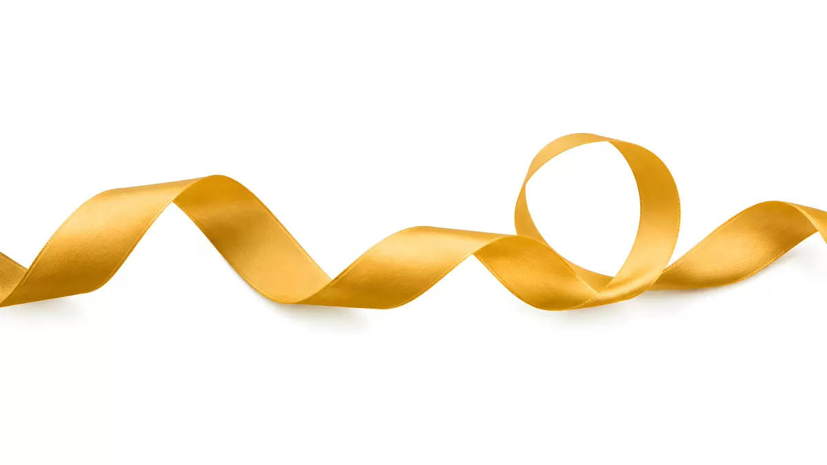 Goldenes Satinband in eleganter Spiralform