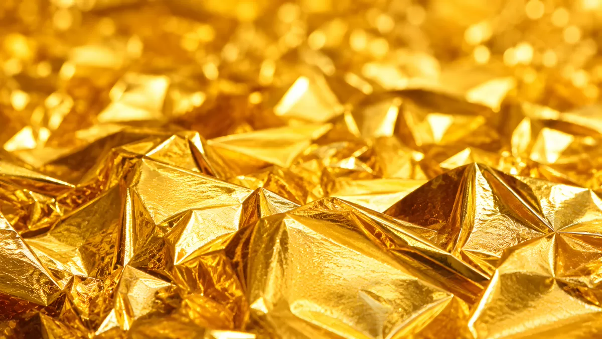 Goldfolie in Nahaufnahme mit glänzenden Falten