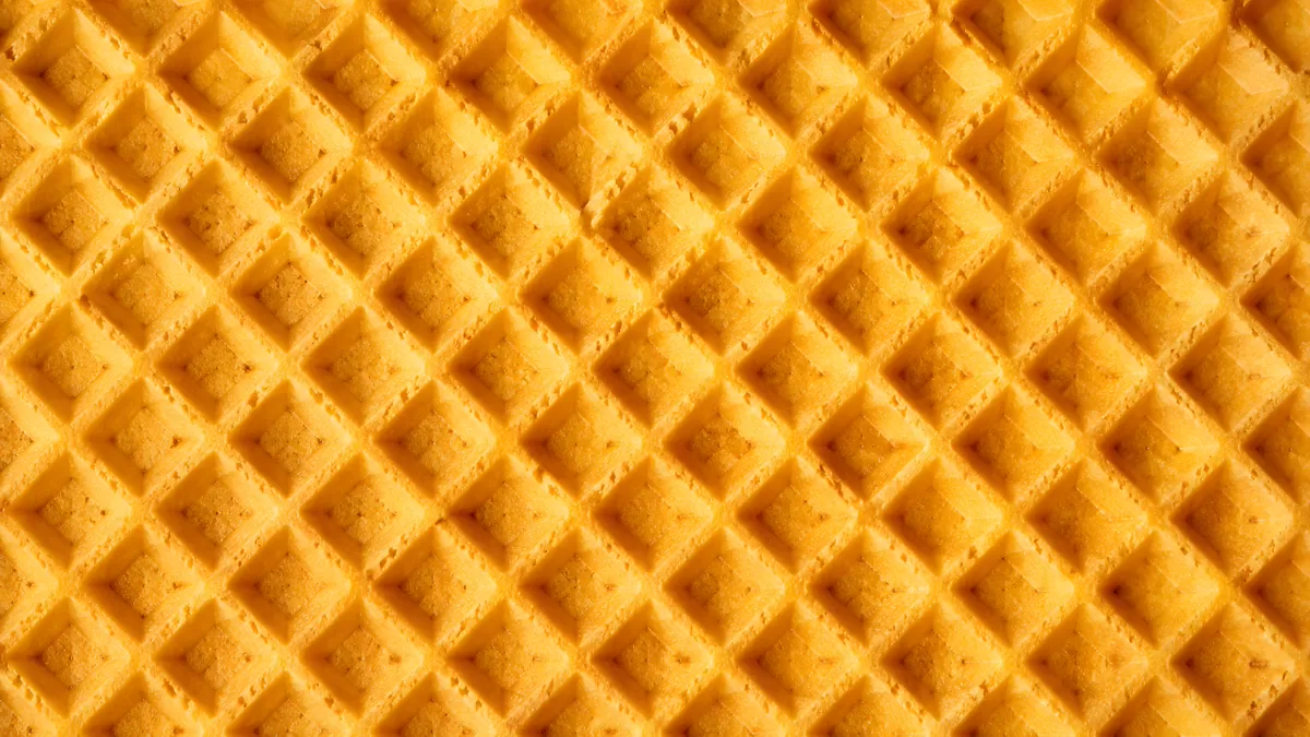Goldgelbe Waffelstruktur in Nahaufnahme von oben