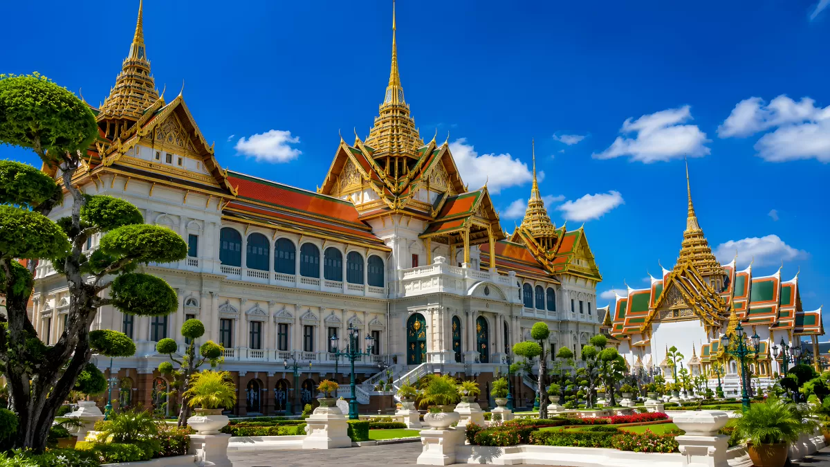 Goldverzierter Königspalast in Bangkok bei Sonnenschein