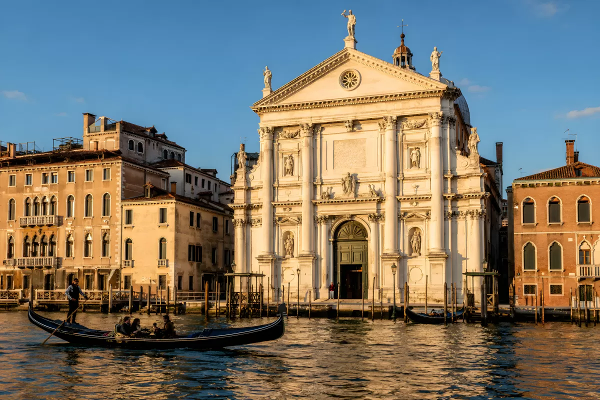 Gondel auf dem Canal Grande vor barocker Kirche in Venedig